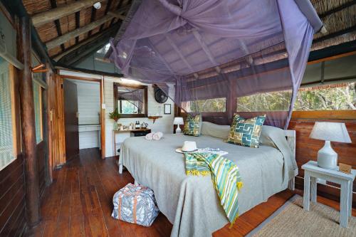 1 dormitorio con 2 camas en una casa en Kosi Forest Lodge, en Manguzi