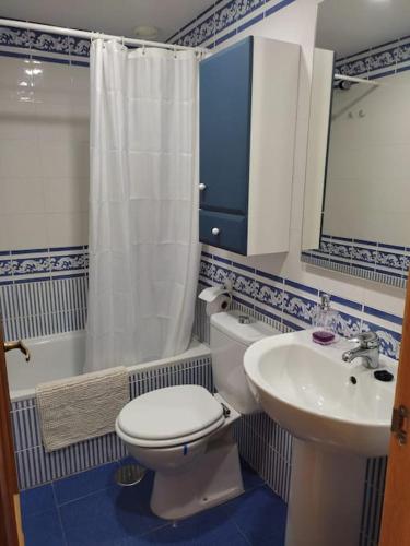 a bathroom with a toilet and a sink at Apartamento renovado en el centro de Benalmádena in Benalmádena