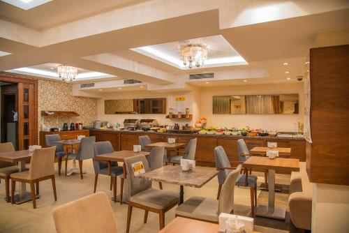 A restaurant or other place to eat at Hotel Le Mirage