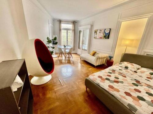 une chambre avec un lit et un salon dans l'établissement Luxurious 2 bedrooms on Promenades des Anglais, à Nice