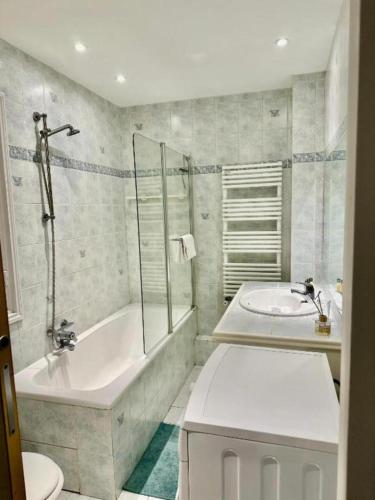 une salle de bain avec une baignoire, des toilettes et un lavabo dans l'établissement Luxurious 2 bedrooms on Promenades des Anglais, à Nice