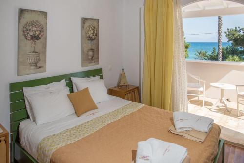 una camera con letto e vista sull'oceano di Avlaki Beach House,stylish villa in Kassiopi a Kassiopi