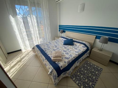 una piccola camera con letto e finestra di Appartamenti Azzurro Smeraldo a Sestri Levante
