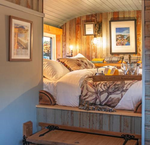 1 dormitorio con 1 cama en una plataforma de madera en The Carriage at Creagan, en Creagan