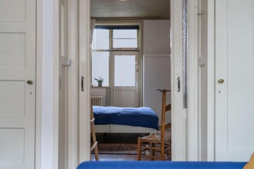 een slaapkamer met een bed en een raam bij Het Kasteeltje in Vlissingen