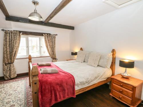 ノリッジにあるThe Old Barnのベッドルーム1室(赤い毛布付きのベッド1台付)