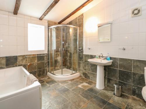 ノリッジにあるThe Old Barnのシャワー、洗面台、トイレ付きのバスルーム