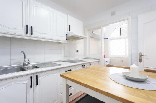 A kitchen or kitchenette at Fantasticas vistas al mar, playa y piscina