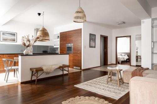 salon z kanapą i stołem w obiekcie APARTAMENT WASILÓWKA ZAKOPANE przy Krupówkach w Zakopanem