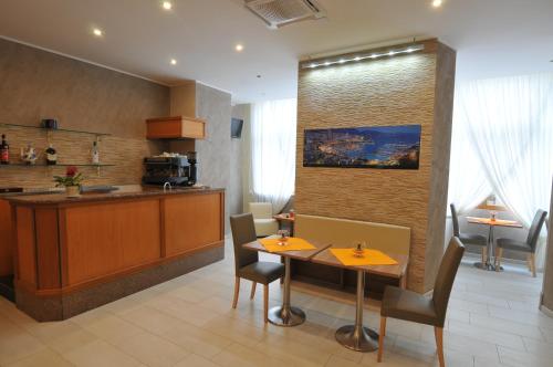 Kuchyň nebo kuchyňský kout v ubytování Hotel Montecarlo