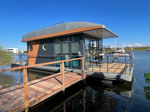 坎珀兰Houseboat Kamperland的水面上船屋