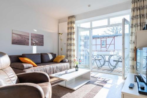 een woonkamer met een bank en een tafel bij Villa Marin Wohnung 15 in Zinnowitz