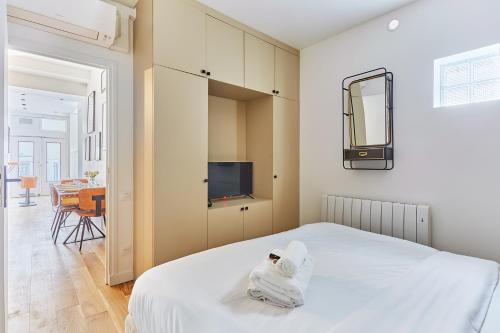 - une chambre avec un lit avec un miroir et une table dans l'établissement Apartment Loft Père Lachaise by Studio prestige, à Paris