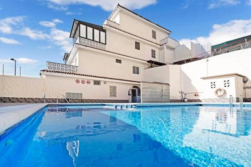 アロナにある2 bedrooms appartement with shared pool furnished terrace and wifi at Costa del Silencio 1 km away from the beachの建物前のスイミングプール付き建物