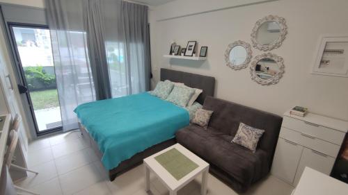 ein Wohnzimmer mit Sofa und Bett in der Unterkunft Antigona Nikiti in Nikiti