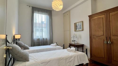 um quarto com 2 camas e uma janela em Vivaldi Canal View em Veneza