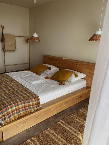 un letto in una camera da letto con due cuscini sopra di 17tuzla a Tuzla