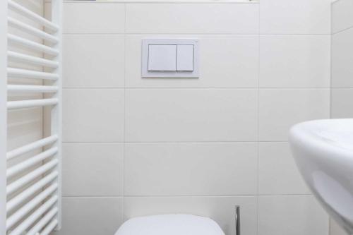 ツィノヴィッツにあるVilla Marin Wohnung 05の白いバスルーム(洗面台、トイレ付)