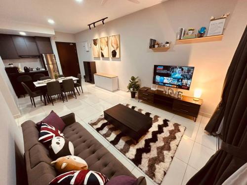een woonkamer met een bank en een flatscreen-tv bij Inspirasi Mont Kiara 3 Rooms Balcony Free WIFI & Carpark By The Homez in Kuala Lumpur