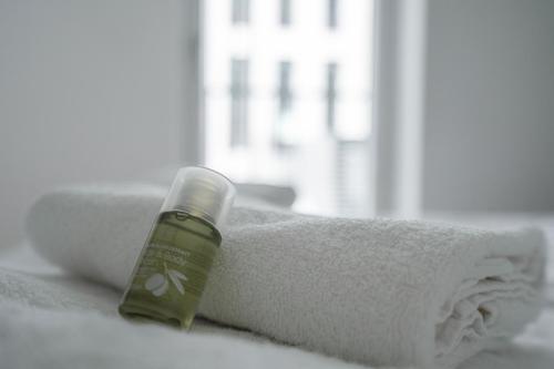una botella de enjuague bucal encima de una toalla en easy flat Green Prater en Viena