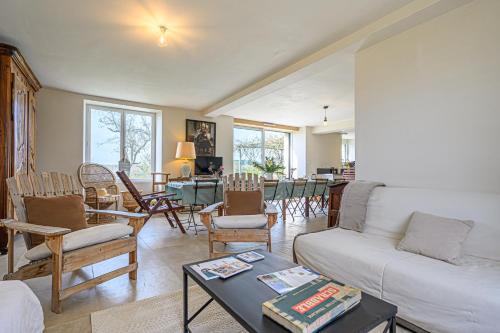 un salon avec un canapé et une table dans l'établissement Ty-Joachim - Belle longère familiale, à Surzur