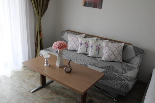 a living room with a couch and a table at Apparthotel Alte Innbrücke-24Std-Self-Check in-Haustiere Willkommen in Neuhaus am Inn