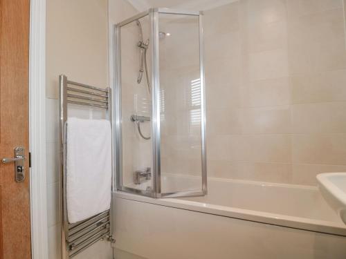 Un baño con ducha, lavabo y bañera. en 9A Wick Lane, en Christchurch