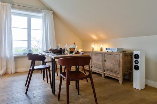 a kitchen with a table and chairs and a window at Kontorhaus Keitum in Keitum