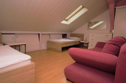 ein Wohnzimmer mit Sofa und Bett und ein Zimmer in der Unterkunft Luxury Apartment in Stuttgart in Stuttgart