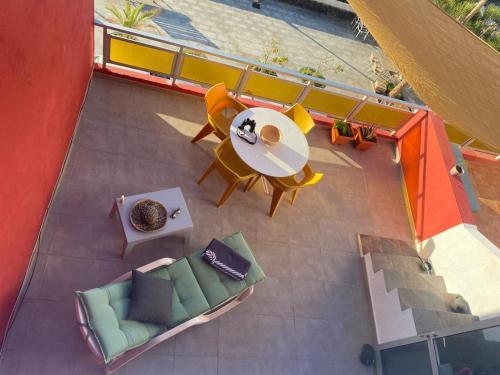 een balkon met een tafel en stoelen bij Sweet la restinga in La Restinga