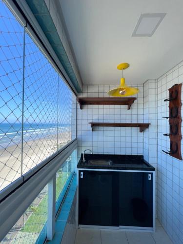 - une cuisine avec vue sur la plage dans l'établissement AP alto padrão, frente mar panorâmico., à Praia Grande