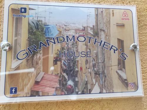 Un panneau qui dit la grand-mère sur une fenêtre dans l'établissement Grandmother's house, à Naples