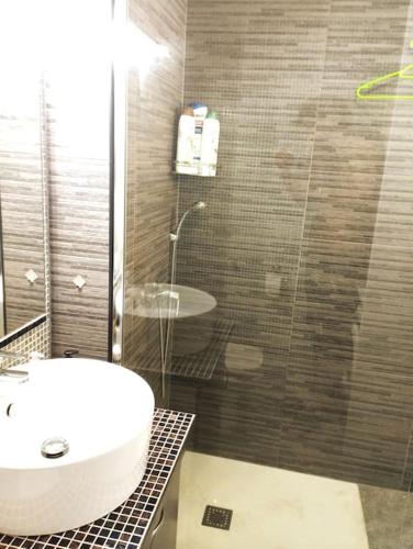 a bathroom with a sink and a glass shower at Casa de la Mama in Parque Holandes