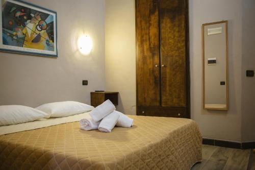 ein Hotelzimmer mit 2 Betten und Handtüchern darauf in der Unterkunft pino dependance in San Terenzo