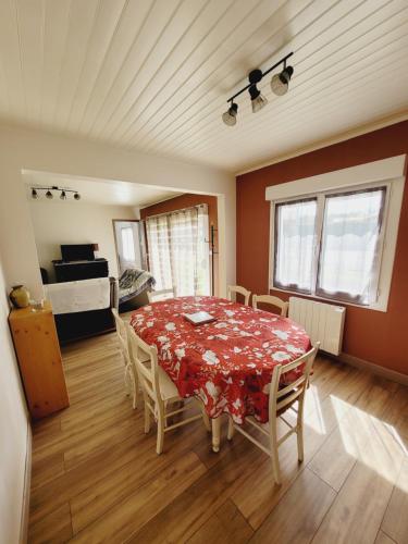 une salle à manger avec une table et des chaises dans l'établissement L'Espérance, à Saint-Paul-en-Born