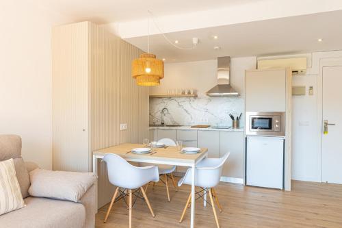 een keuken en eetkamer met een tafel en stoelen bij Martinez Apartments in Palmanova