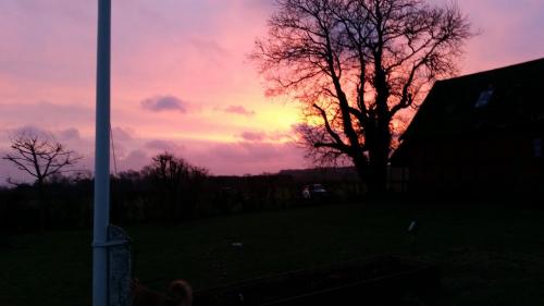 Východ nebo západ slunce při pohledu z bed and breakfast nebo okolí