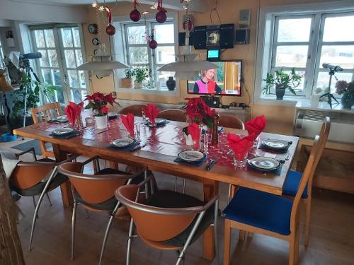 a dining room with a table with red napkins at Bølshavnvej5 Bed & Breakfast in Svaneke