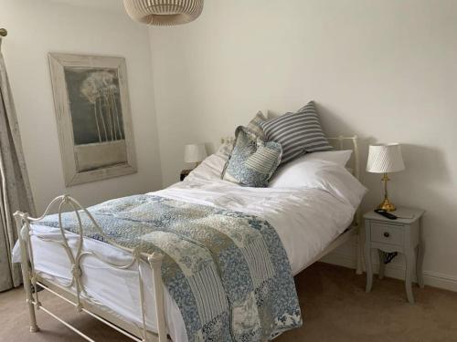 een slaapkamer met een bed met een deken erop bij A beautiful 1 bedroom home. in Matlock