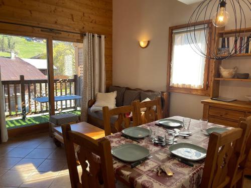 Appartement T3 confortable avec balcon, centre village, proche ski-bus, animaux acceptés - FR-1-624-49