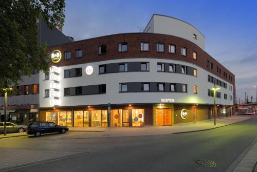 ein Gebäude mit einem davor geparkt in der Unterkunft B&B Hotel Hamm in Hamm