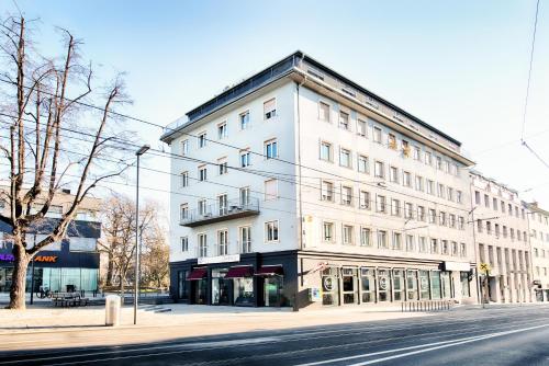 un edificio blanco al lado de una calle en B&B Hotel Graz-Hbf en Graz