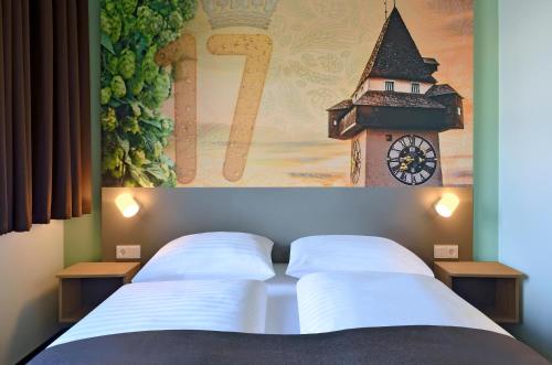 B&B Hotel Graz City-Süd في غراتس: غرفة نوم بسريرين مع ساعة على الحائط
