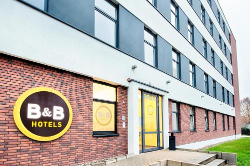 ein Backsteingebäude mit einem B-Hotel-Schild darauf in der Unterkunft B&B Hotel Kassel-City in Kassel
