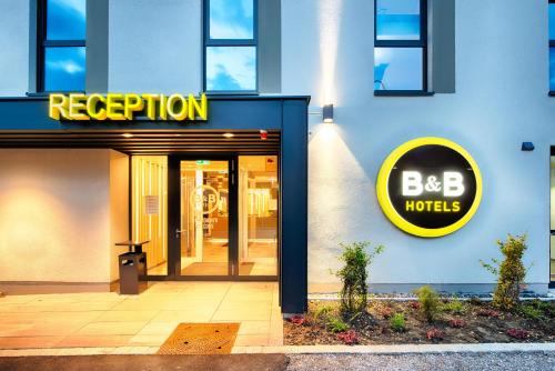 a building with a bbb hotel sign on it at B&B Hotel Kempten in Kempten