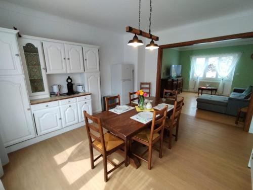 une cuisine et une salle à manger avec une table et des chaises dans l'établissement gîte le carthame, à Elsenheim