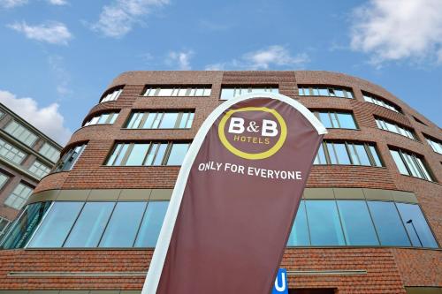 ein Gebäude mit einem Schild, das nur für jeden steht in der Unterkunft B&B Hotel Hannover-City in Hannover