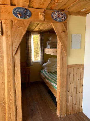1 dormitorio con literas en una cabaña de madera en Sävsjön, en Mjöbäck