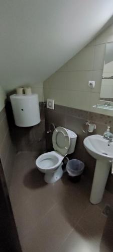 Un baño de Restoran Filipovic