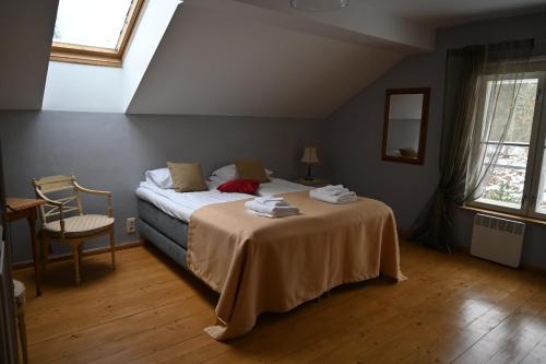 Кровать или кровати в номере Palmse Distillery Guesthouse